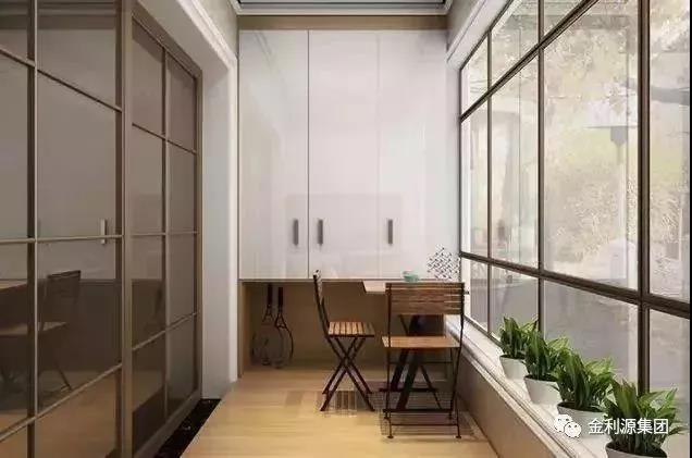 有一個(gè)陽臺柜，家里東西再多也不怕