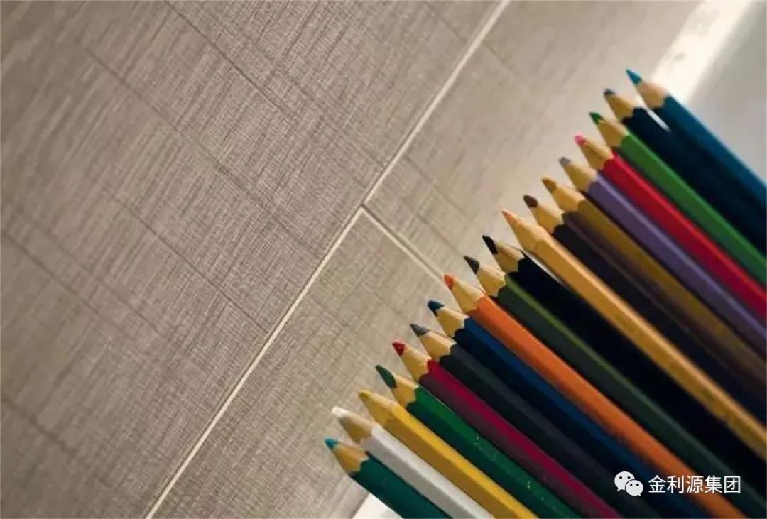 冬季是冷冽的，地板是溫暖的